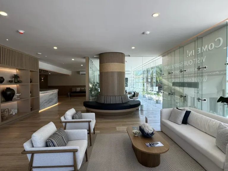 Lobby de Sole BLU con sala de estar, recepción de mármol y salida acristalada al jardín