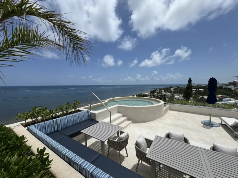 Jacuzzi y comedor exterior en el roof garden de Sole BLU, con vista al arrecife de Puerto Morelos